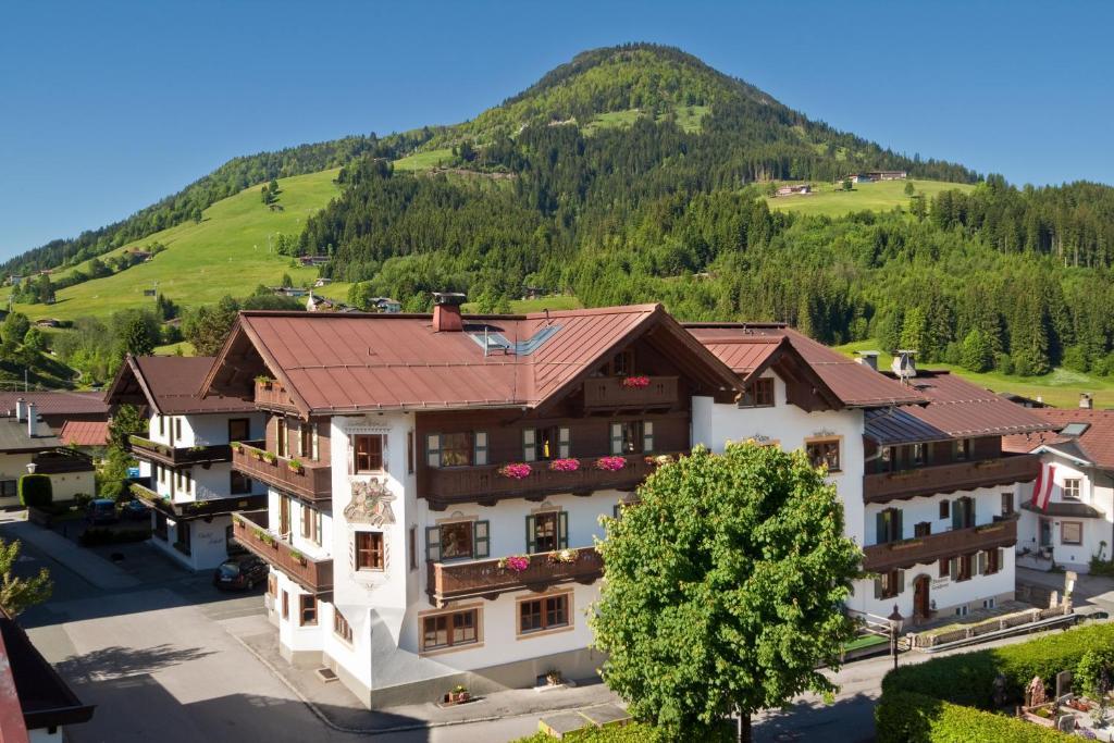 Hotel Kirchenwirt Кирхберг ин Тирол Екстериор снимка