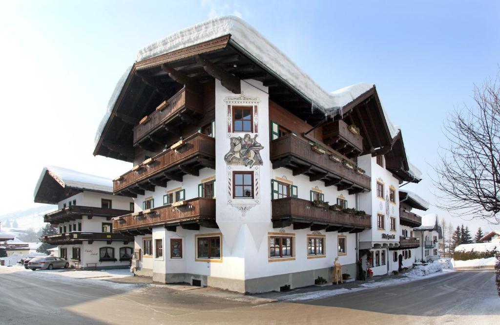 Hotel Kirchenwirt Кирхберг ин Тирол Екстериор снимка